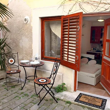 Charming Studio Dasa شقة *